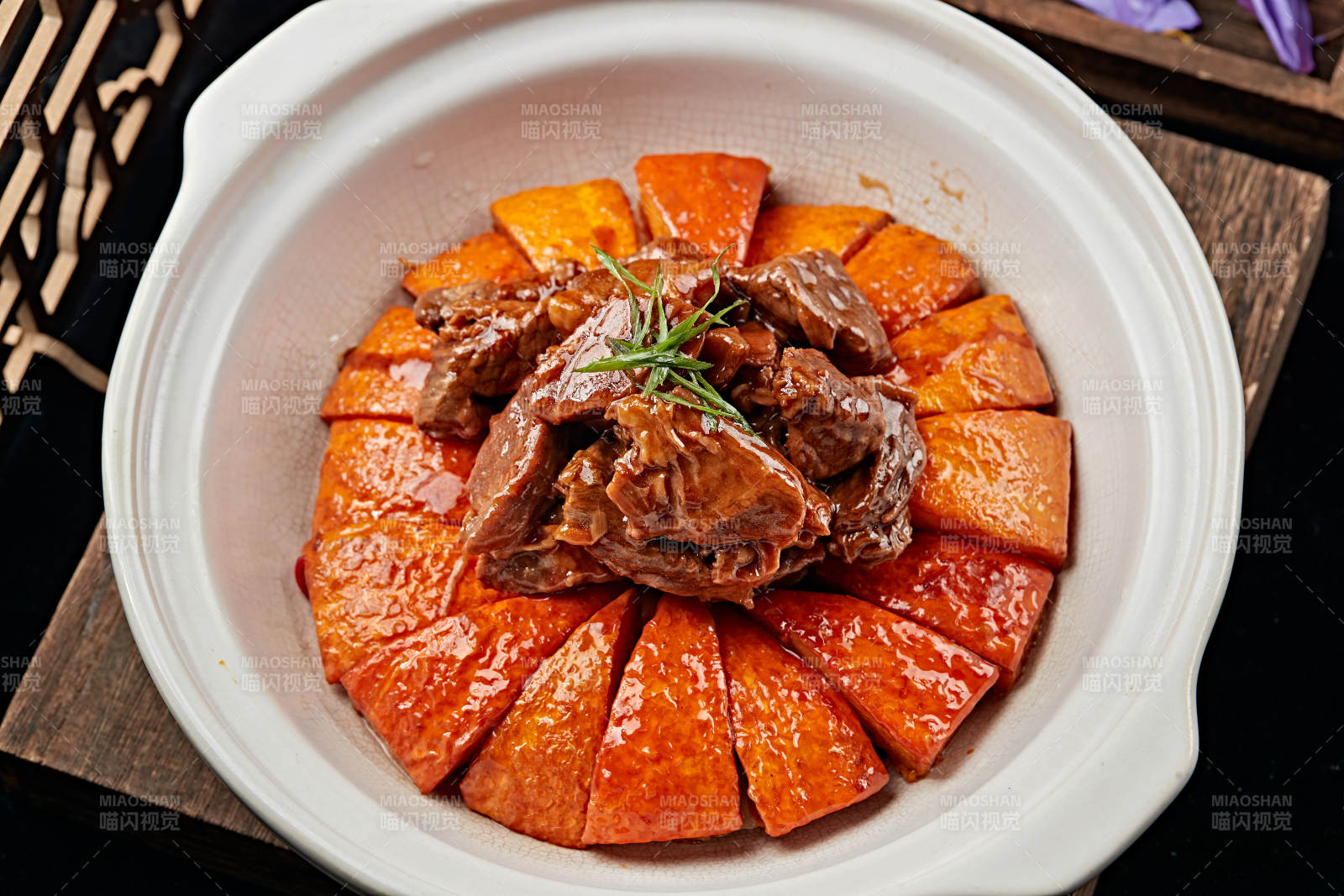 浓汤红烧金瓜牛腩图片