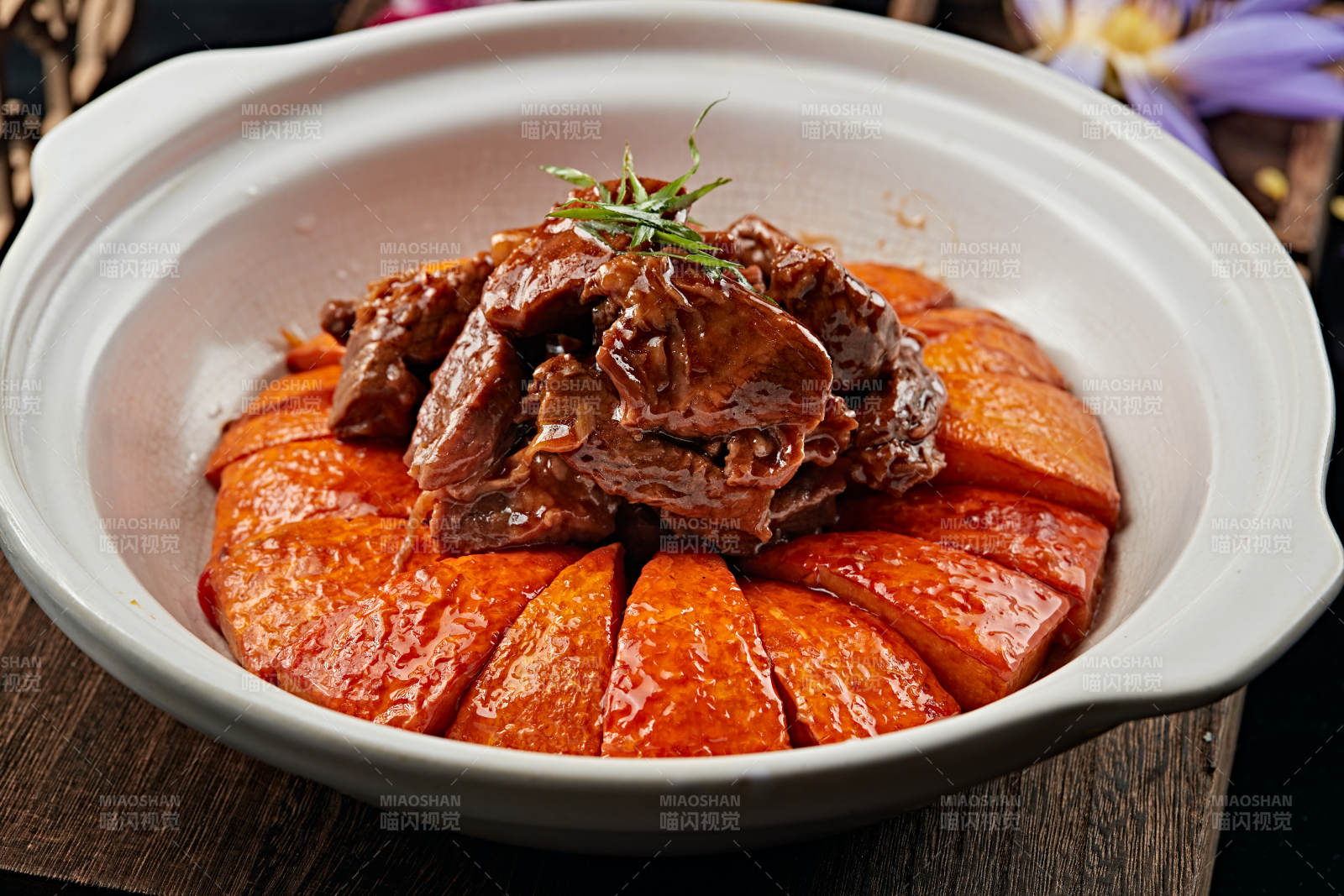浓汤红烧金瓜牛腩图片