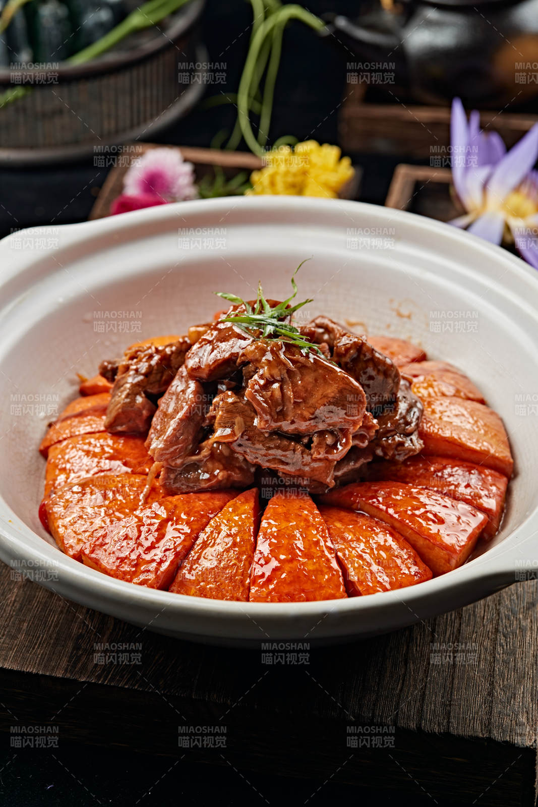 浓汤红烧金瓜牛腩图片