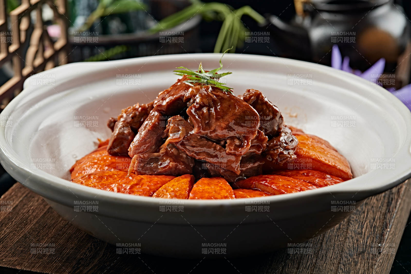 浓汤红烧金瓜牛腩图片