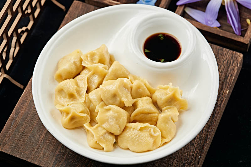 玉米面皮猪肉酸菜馅饺子图片