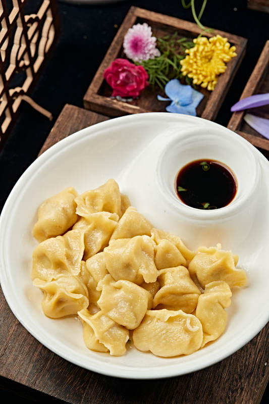 玉米面皮猪肉酸菜馅饺子图片