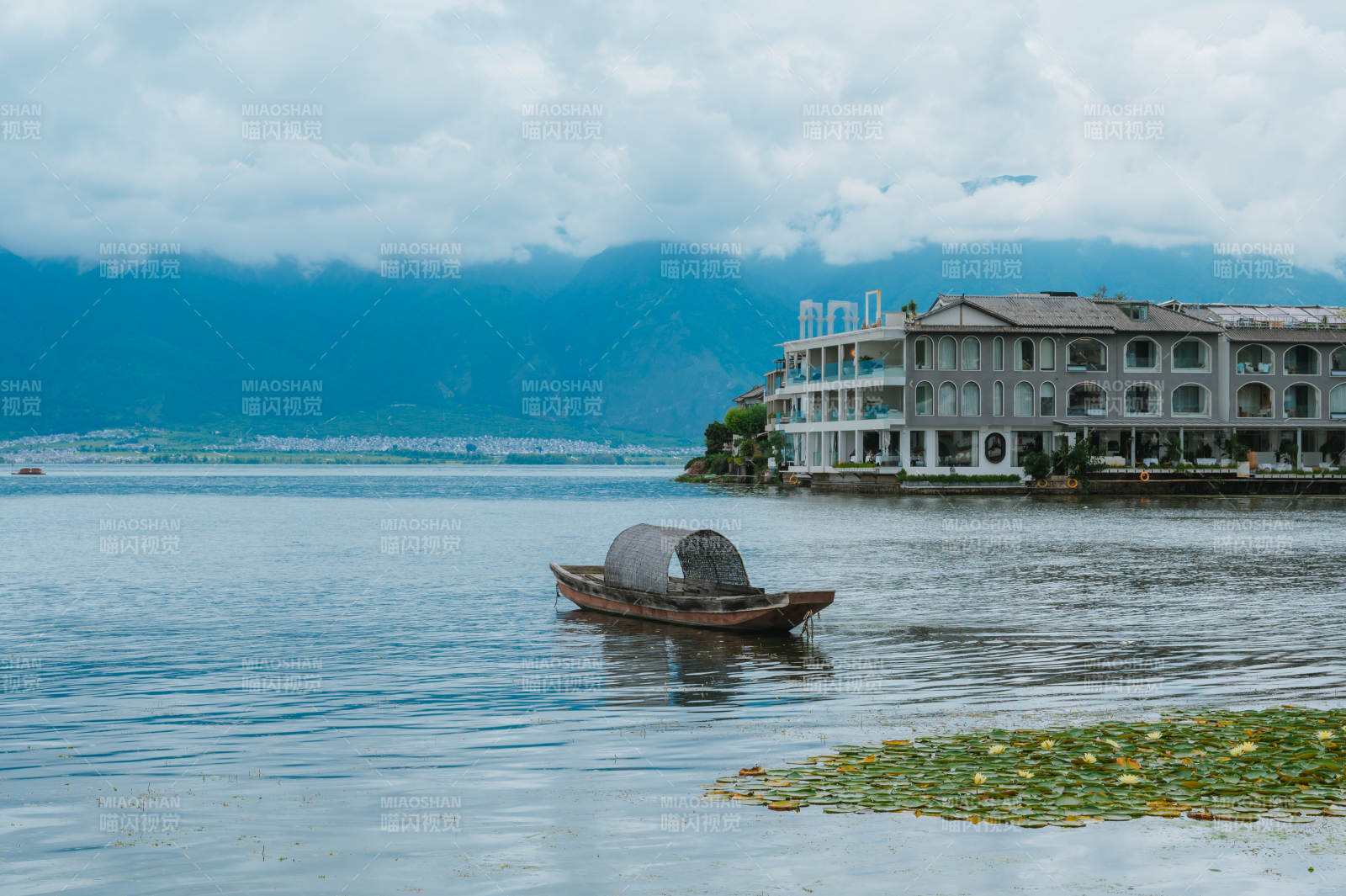 湖畔静舟 远山如画。图片