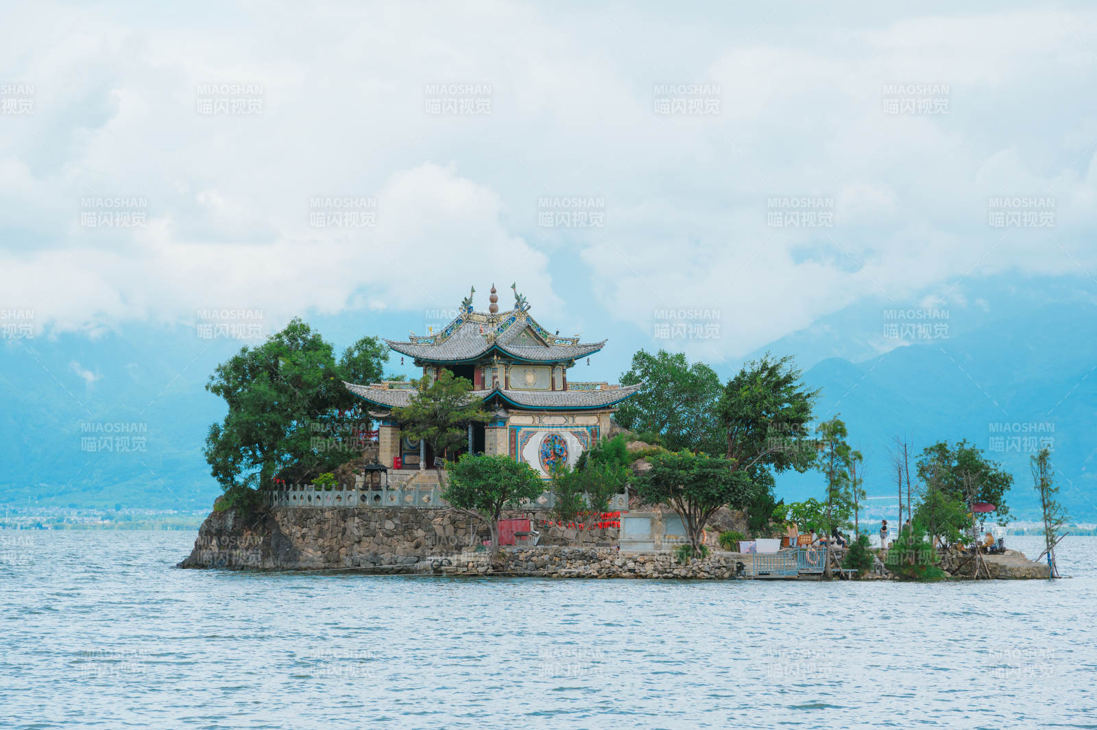 湖心古亭静谧景。图片