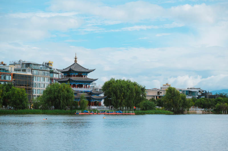 湖畔古塔映蓝天。图片