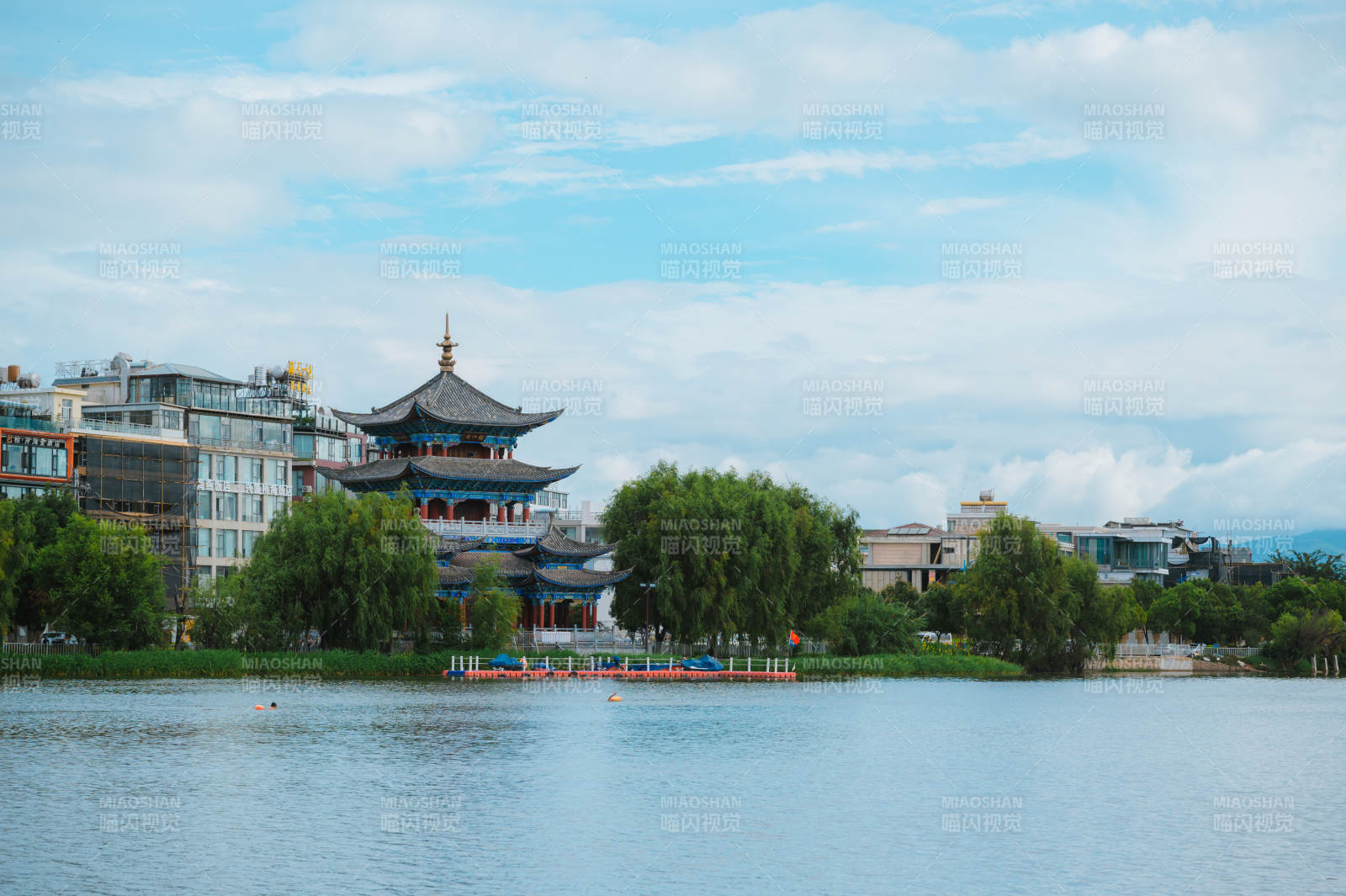 湖畔古塔映蓝天。图片