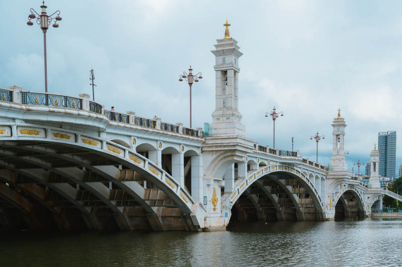 拱桥映水天。图片
