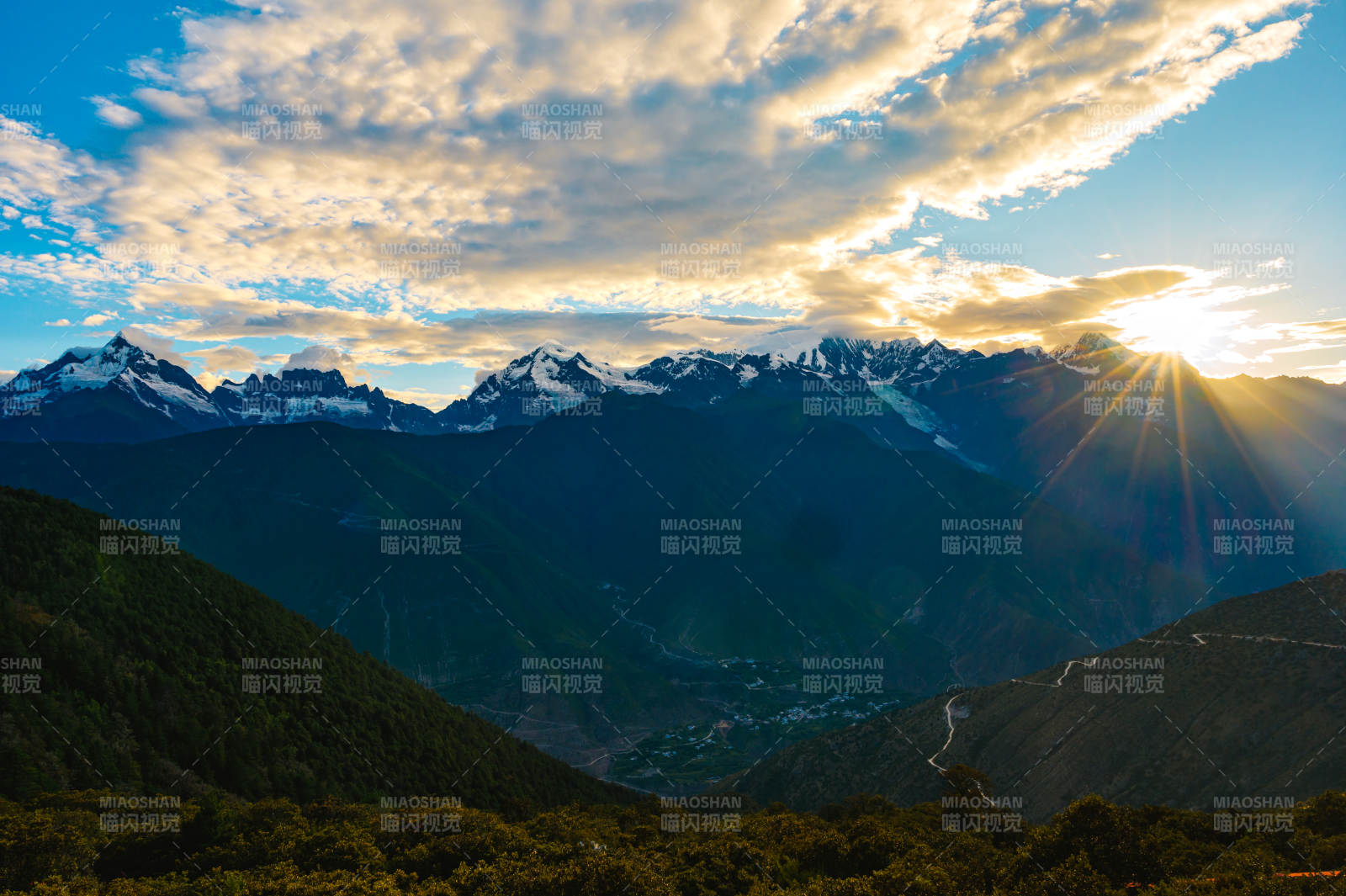 梅里雪山日落美景图片
