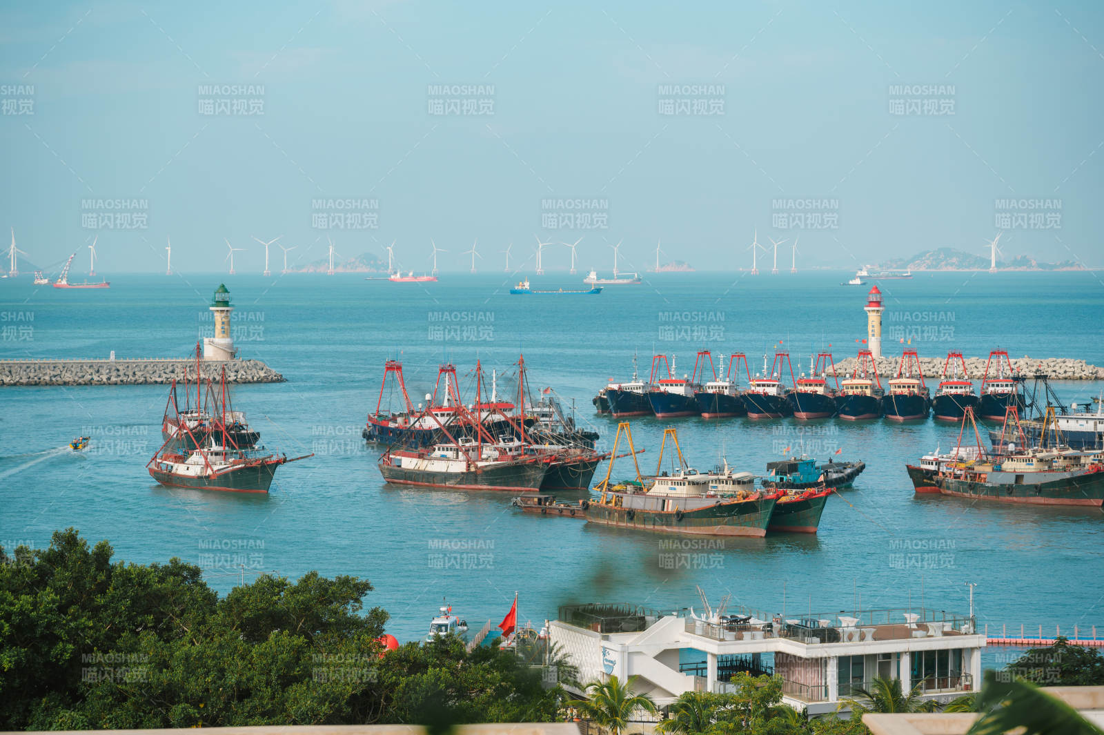 港口渔船停泊图。图片