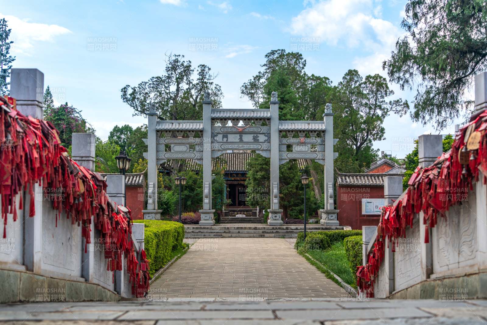 云南大理巍山古城文庙的状元古庙祈福红绸飘图片