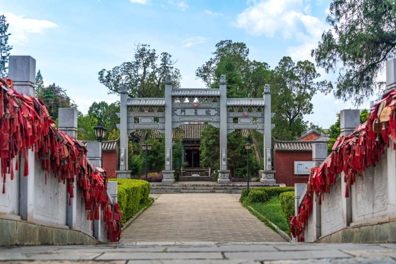 云南大理巍山古城文庙的状元古庙祈福红绸飘图片