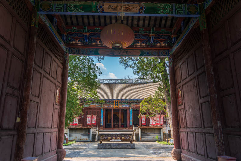 云南大理巍山古城文庙古寺庭院静谧景图片