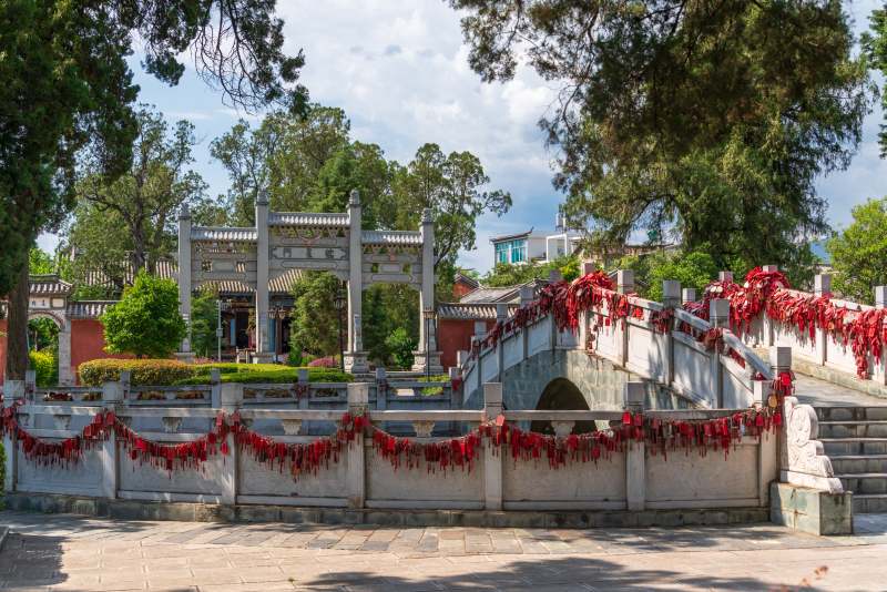 云南大理巍山古城文庙的状元桥与棂星门图片