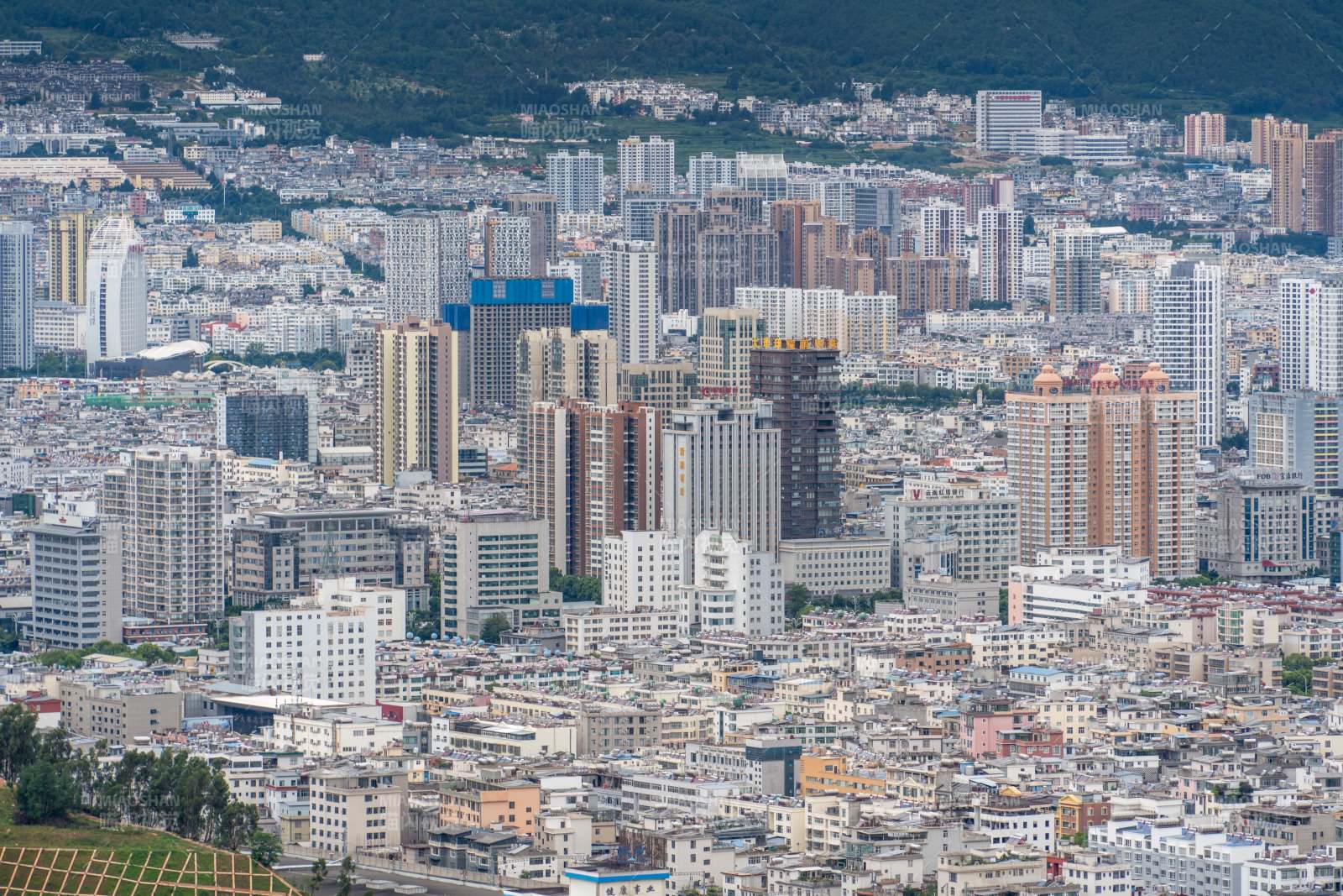 云南大理高楼林立的市区城市全景图图片