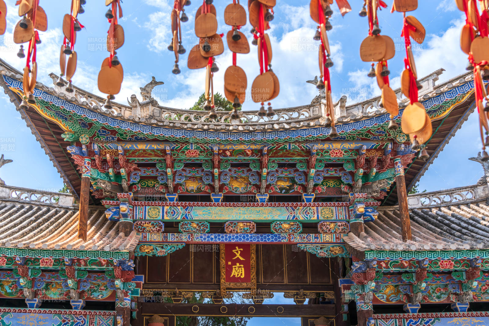 云南大理巍山古城文庙正门牌楼文庙古建筑图片