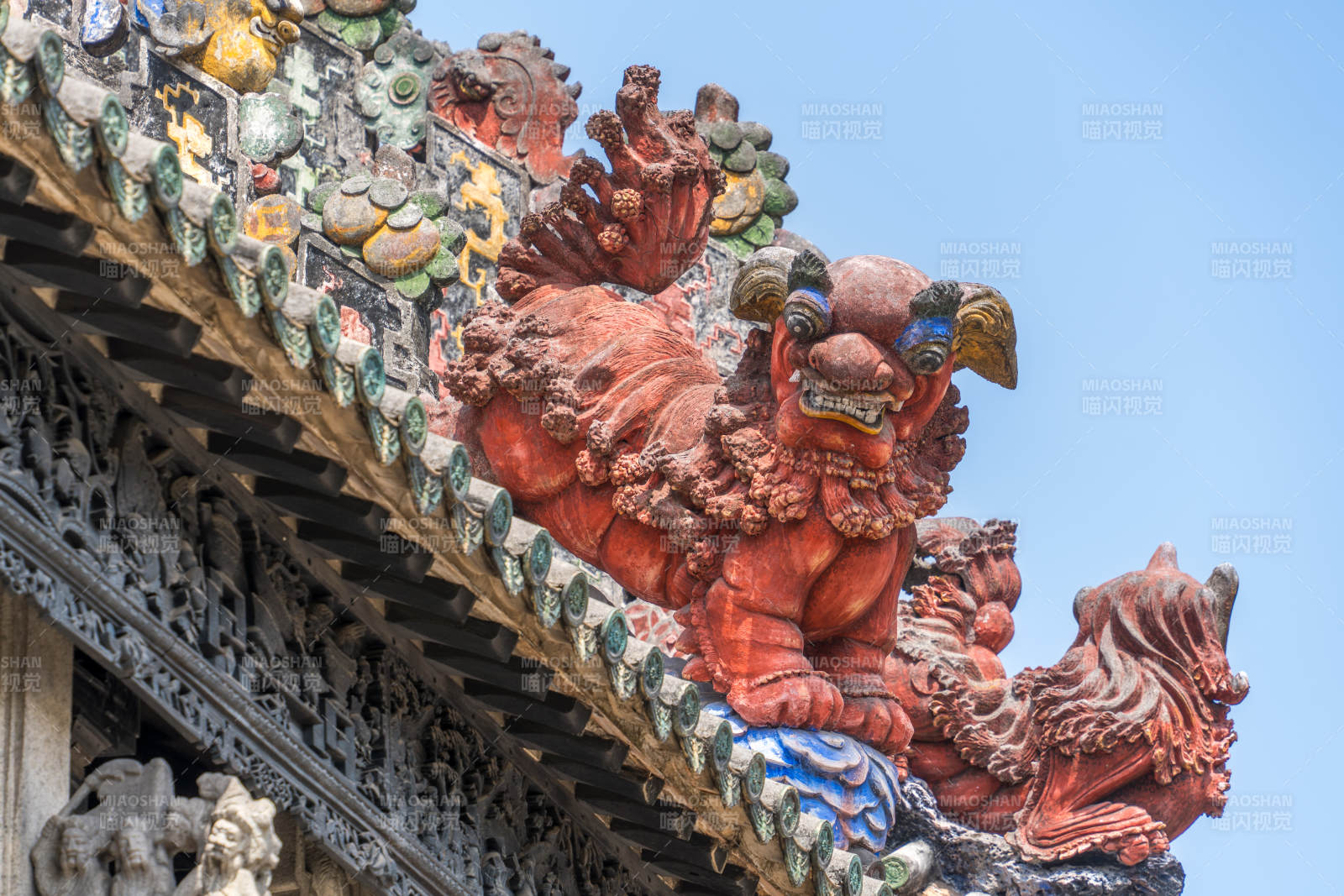 广州陈家祠的屋脊陶塑神兽图片