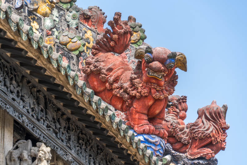 广州陈家祠的屋脊陶塑神兽图片