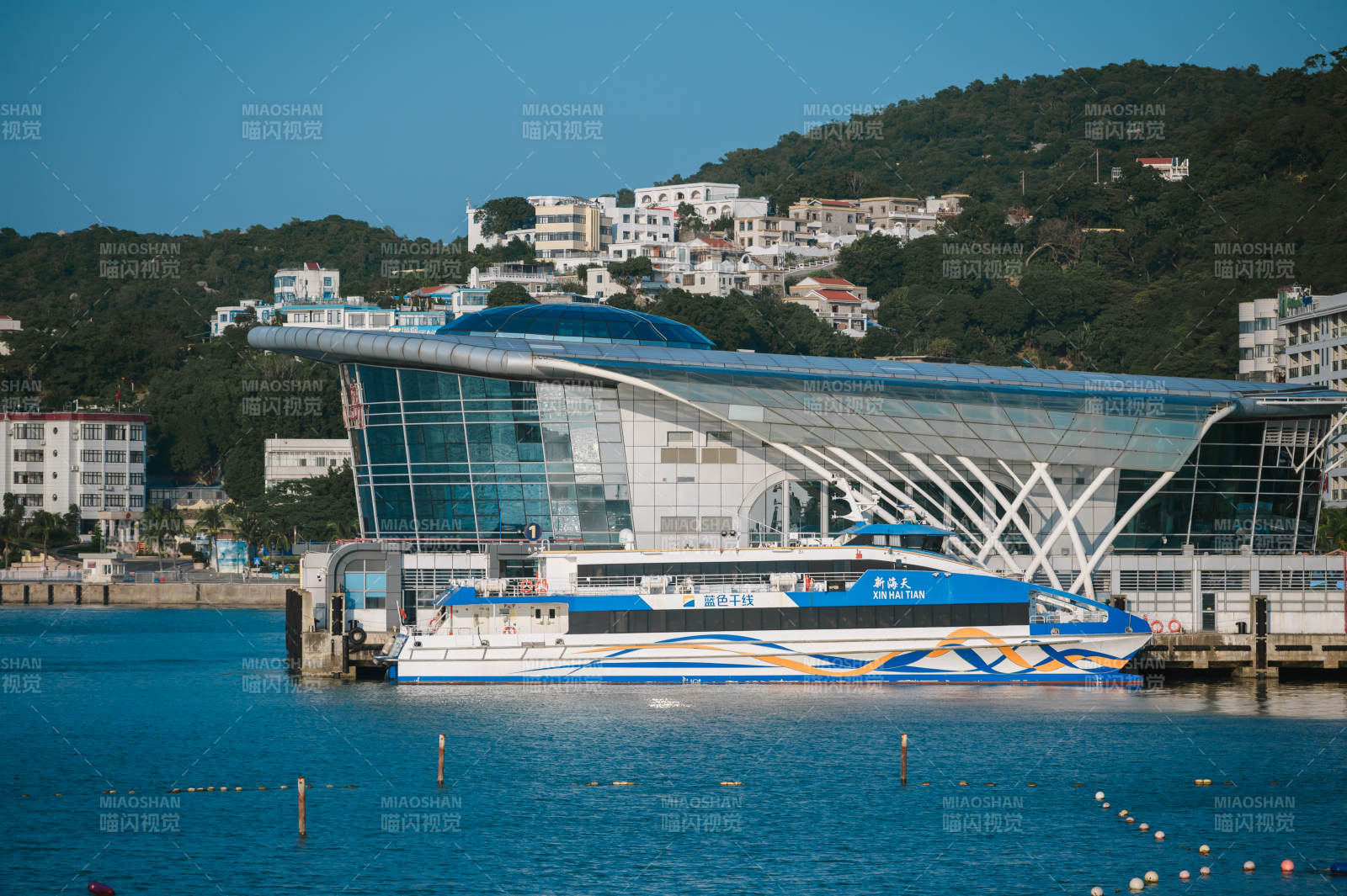 现代码头与高速船。图片