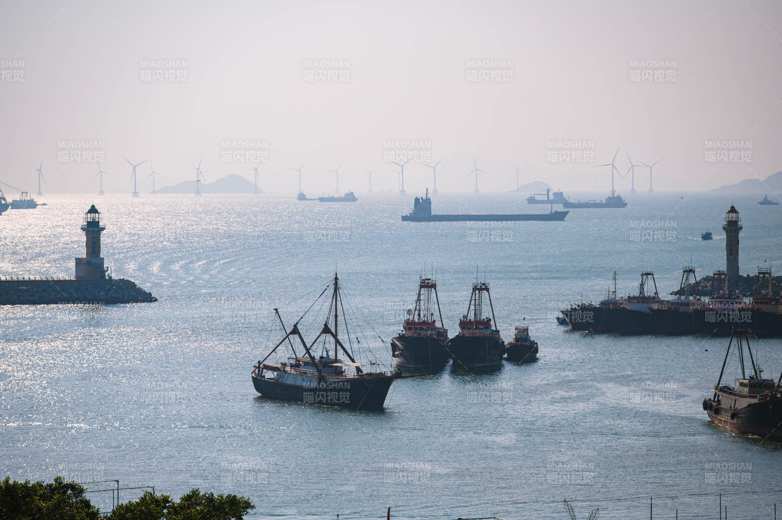 港口渔船静泊图。图片