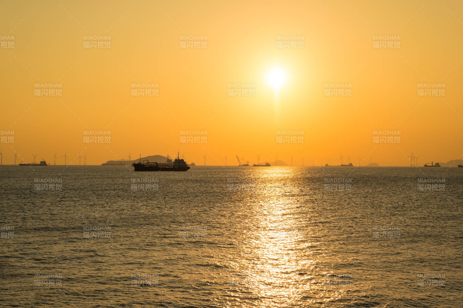夕阳海面船影图片