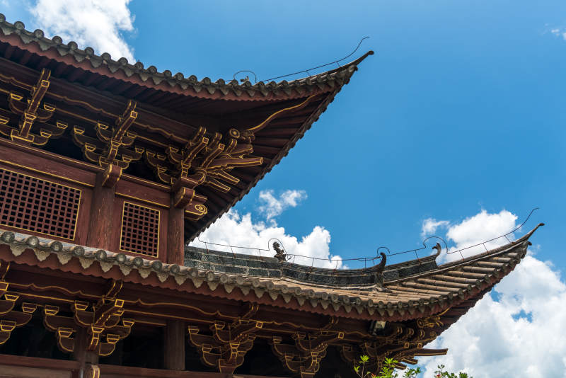 蓝天下的云南巍山古城古建筑的飞檐斗拱图片