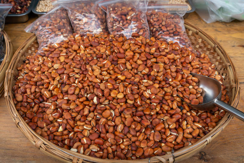 云南农贸市集里售卖的蚕豆图片