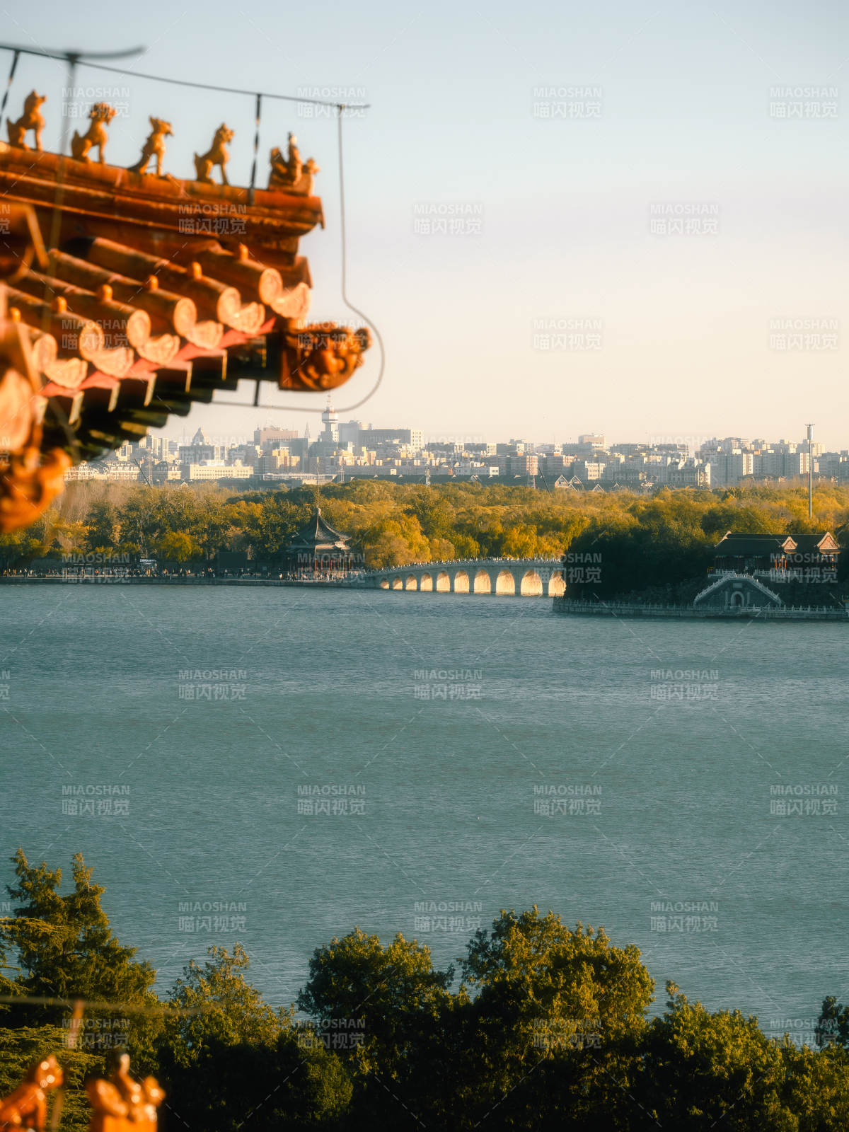 远眺颐和园十七孔桥图片
