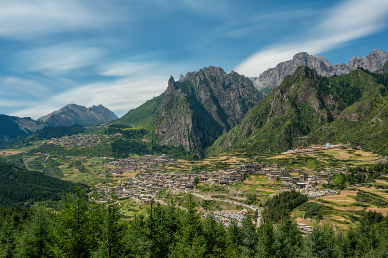 扎尕那山间小镇风光图片