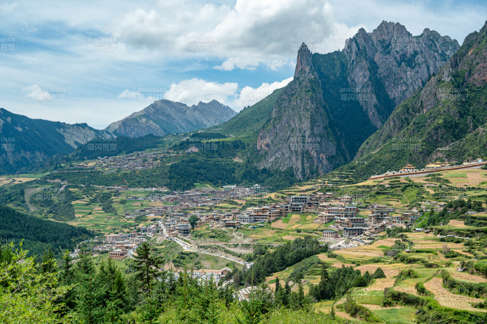 扎尕那山间小镇风光图片
