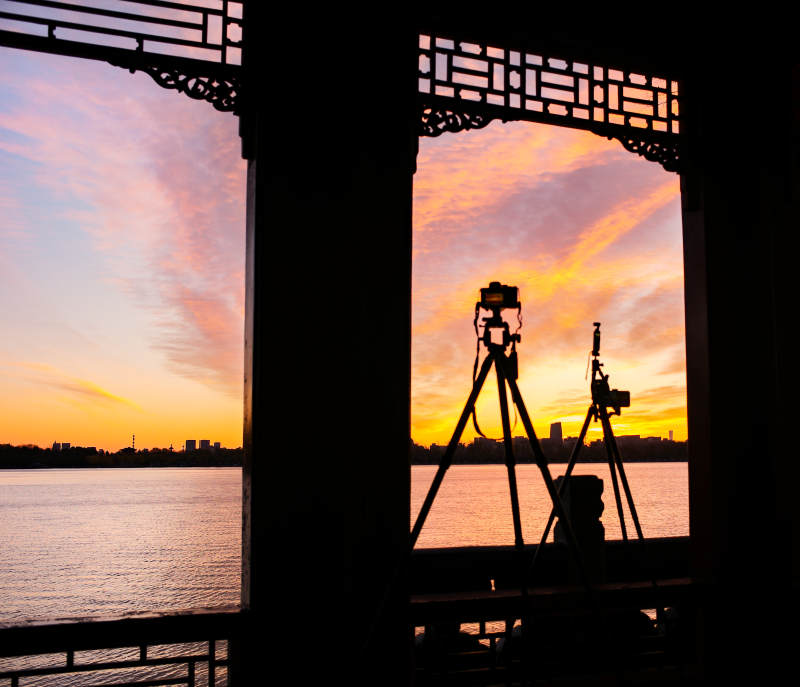 颐和园豳风桥—夕阳下的古亭剪影图片