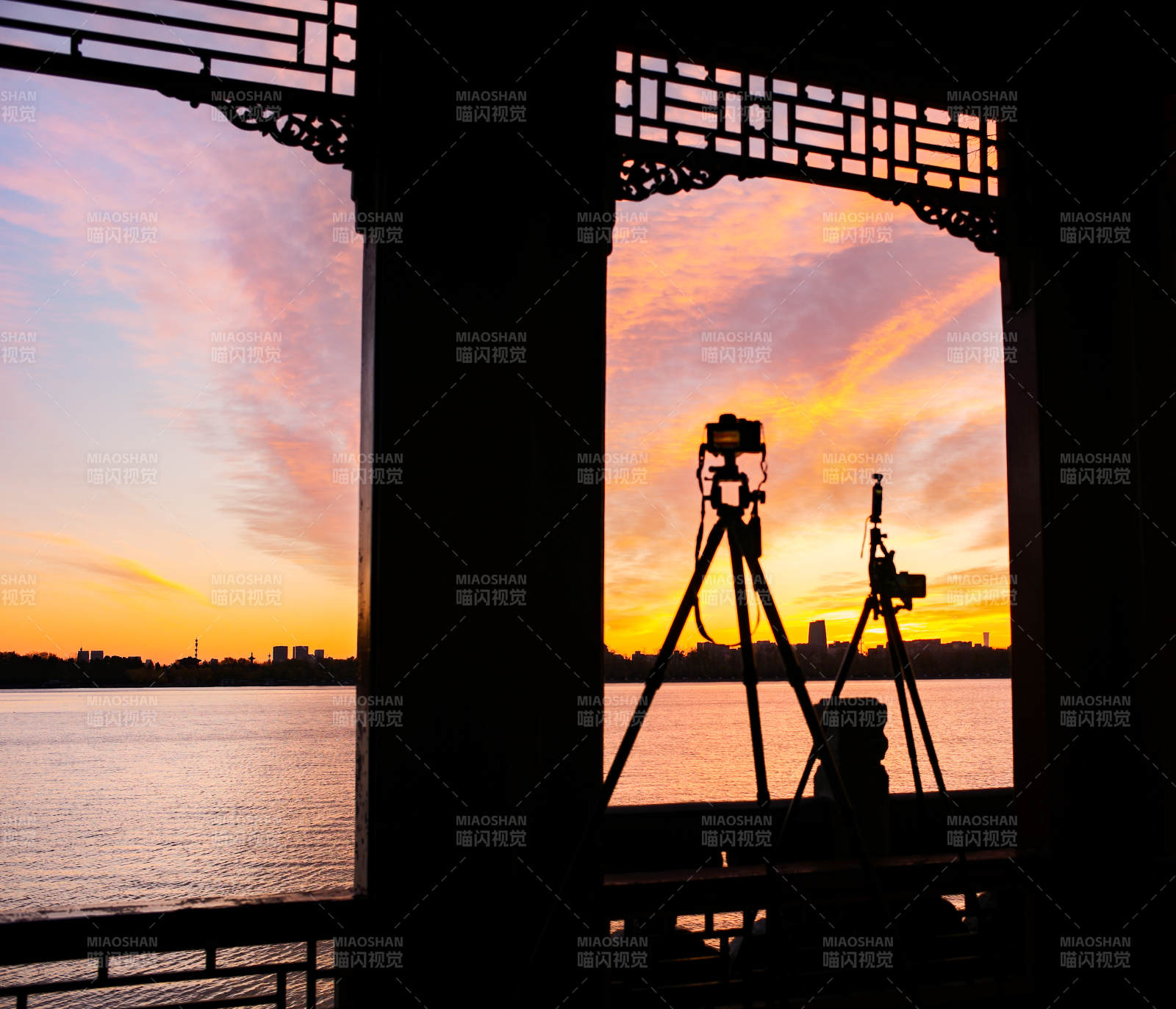 颐和园豳风桥—夕阳下的古亭剪影图片