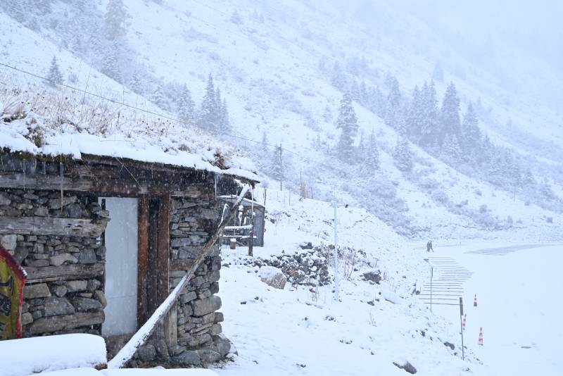 理小塘雪中木屋静谧景图片