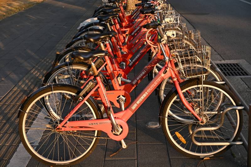 红色共享单车排列整齐图片