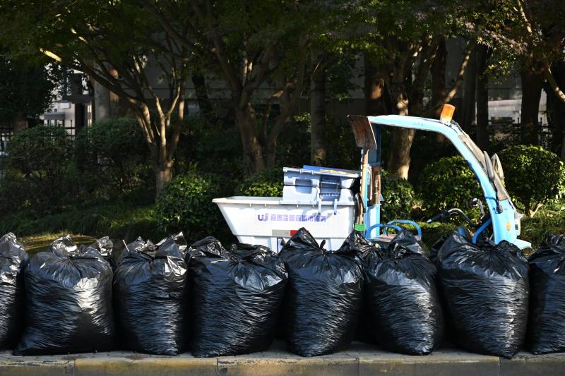 垃圾袋整齐排列图片