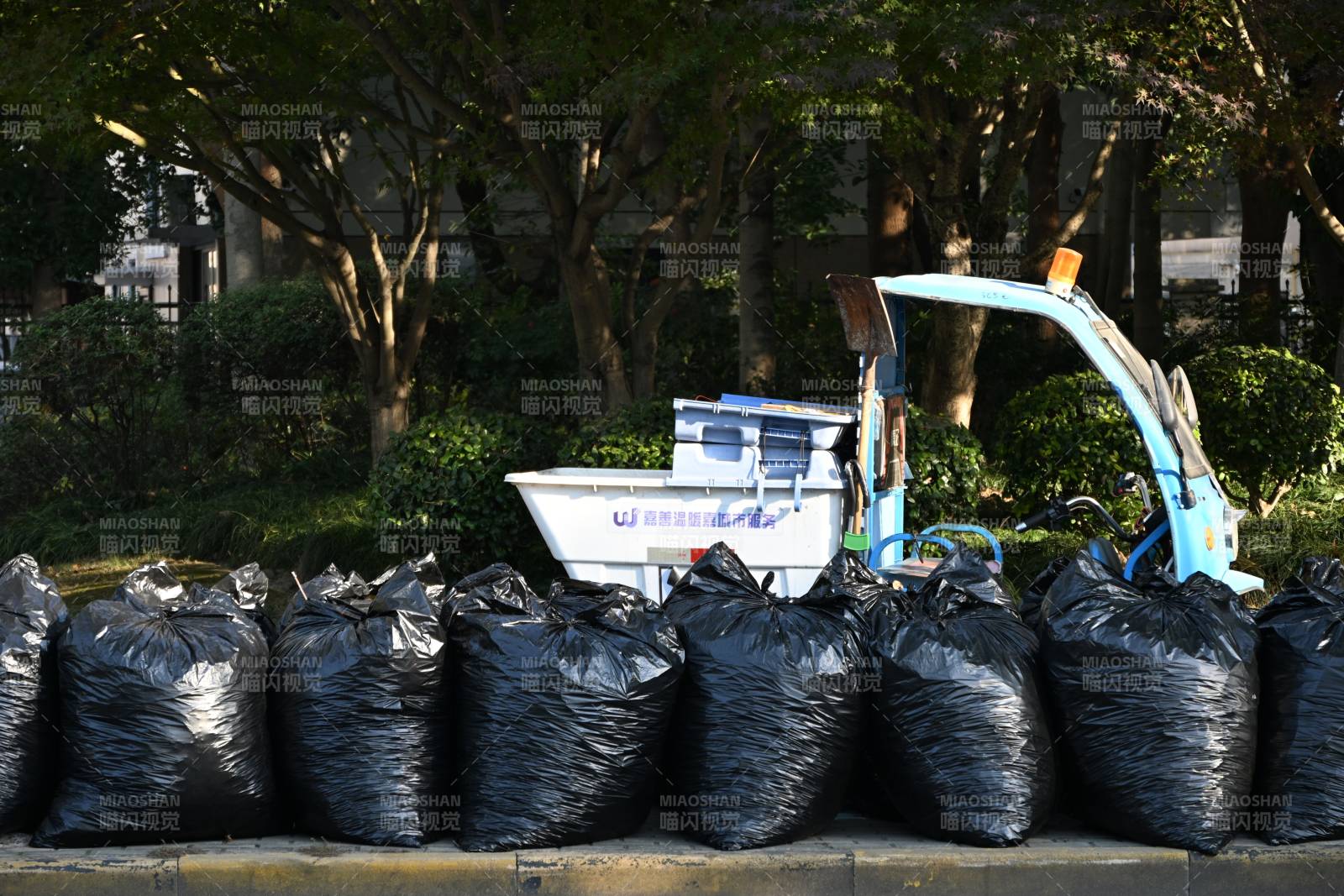 垃圾袋整齐排列图片