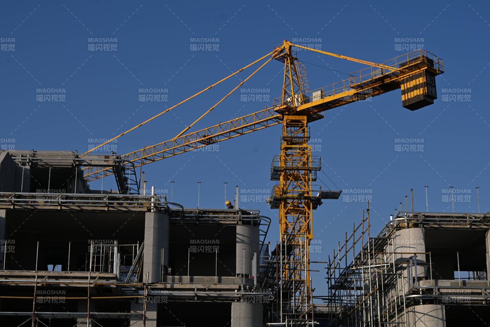 建筑工地塔吊作业图片