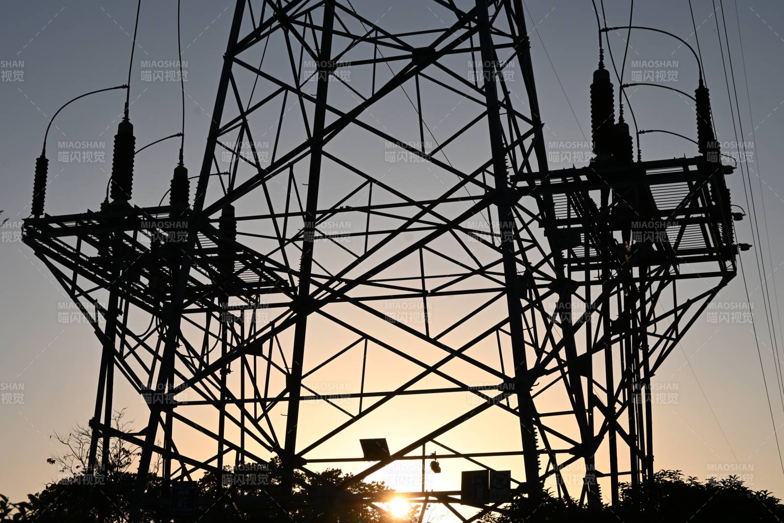 夕阳下的高压电塔图片