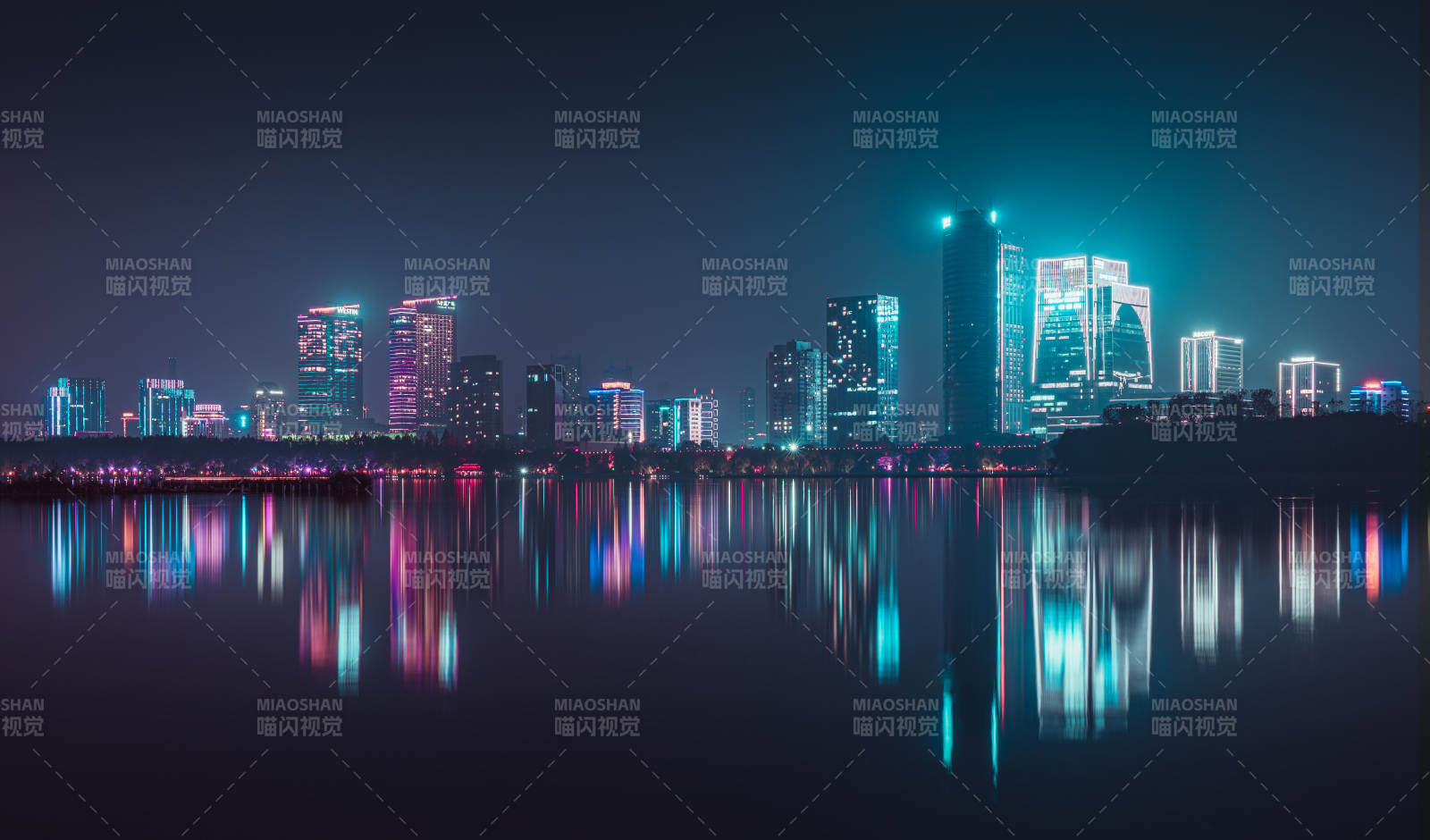 南京玄武湖夜景城市倒影图片