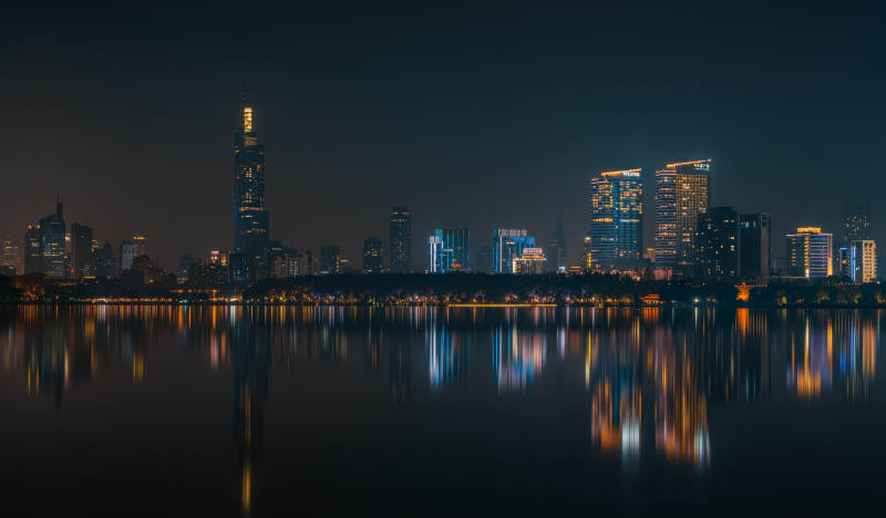 南京玄武湖夜幕下的城市倒影图片