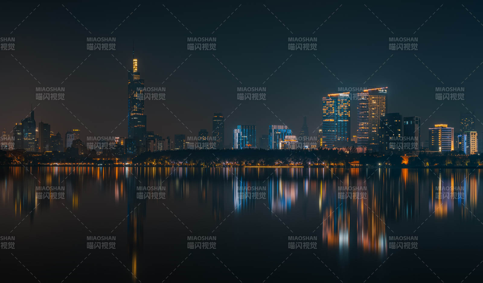 南京玄武湖夜幕下的城市倒影图片