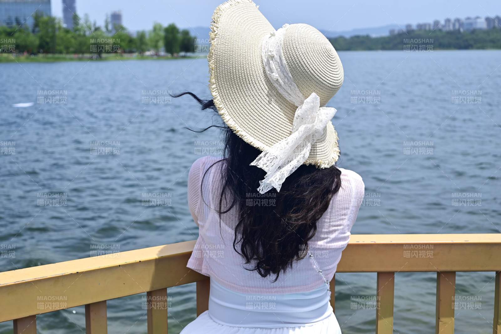 湖畔女子赏景图图片