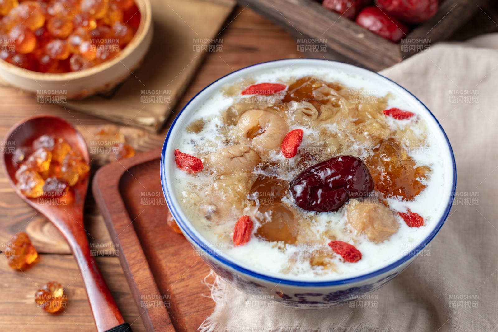 桂圆红枣桃胶炖奶图片