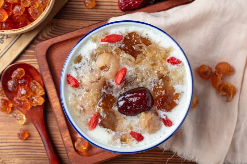 桂圆红枣桃胶炖奶图片