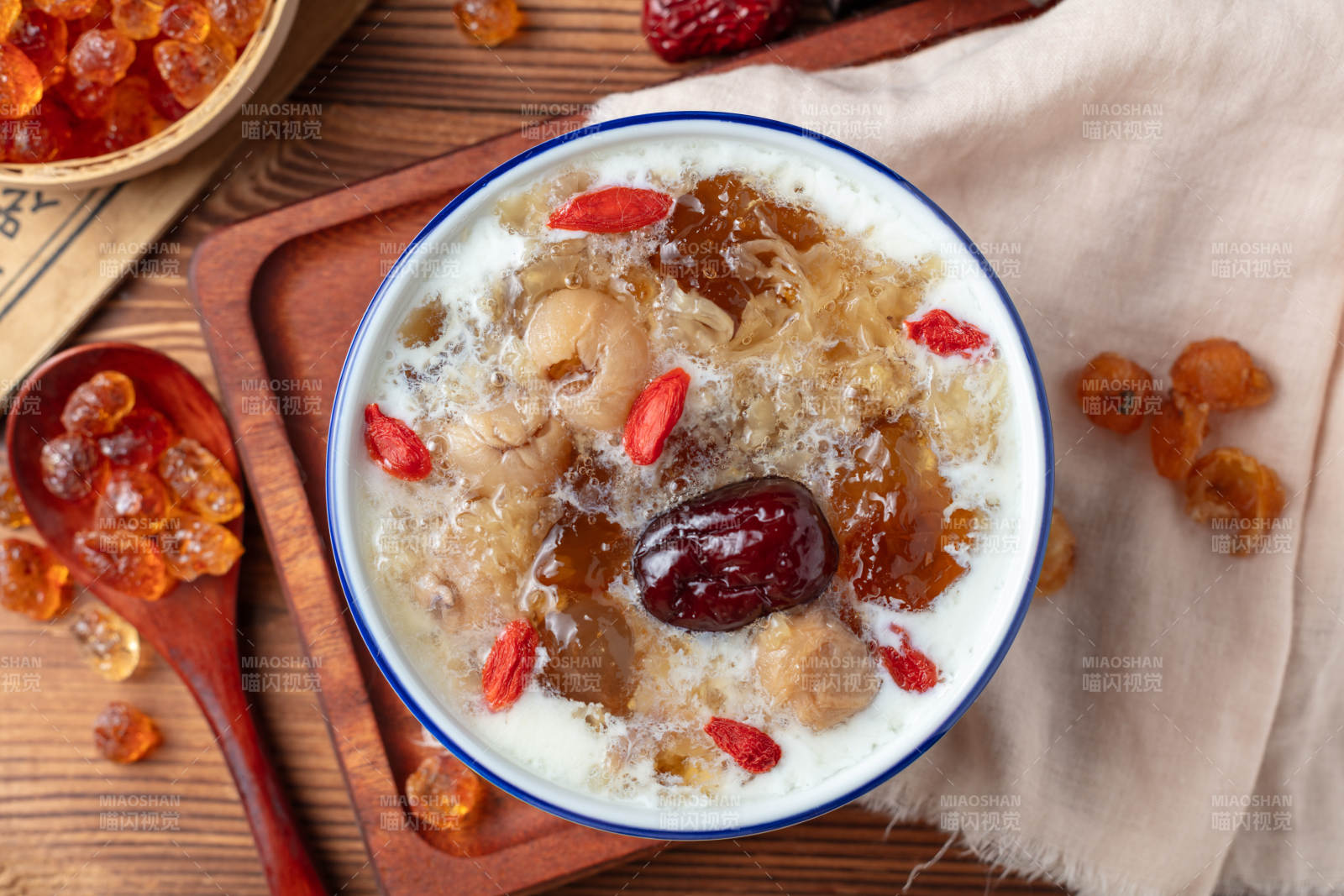 桂圆红枣桃胶炖奶图片