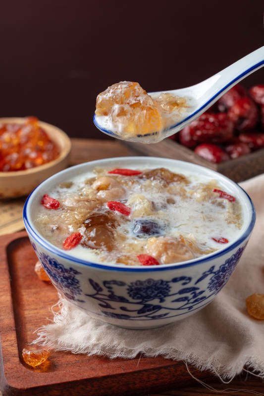 桂圆红枣桃胶炖奶图片