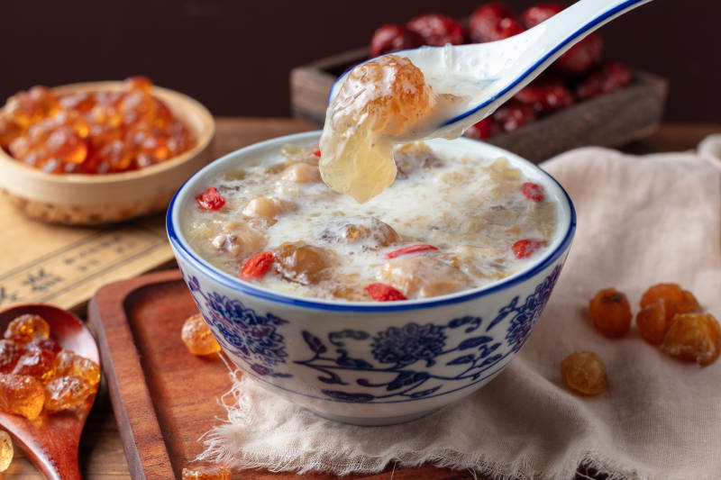 桂圆红枣桃胶炖奶图片