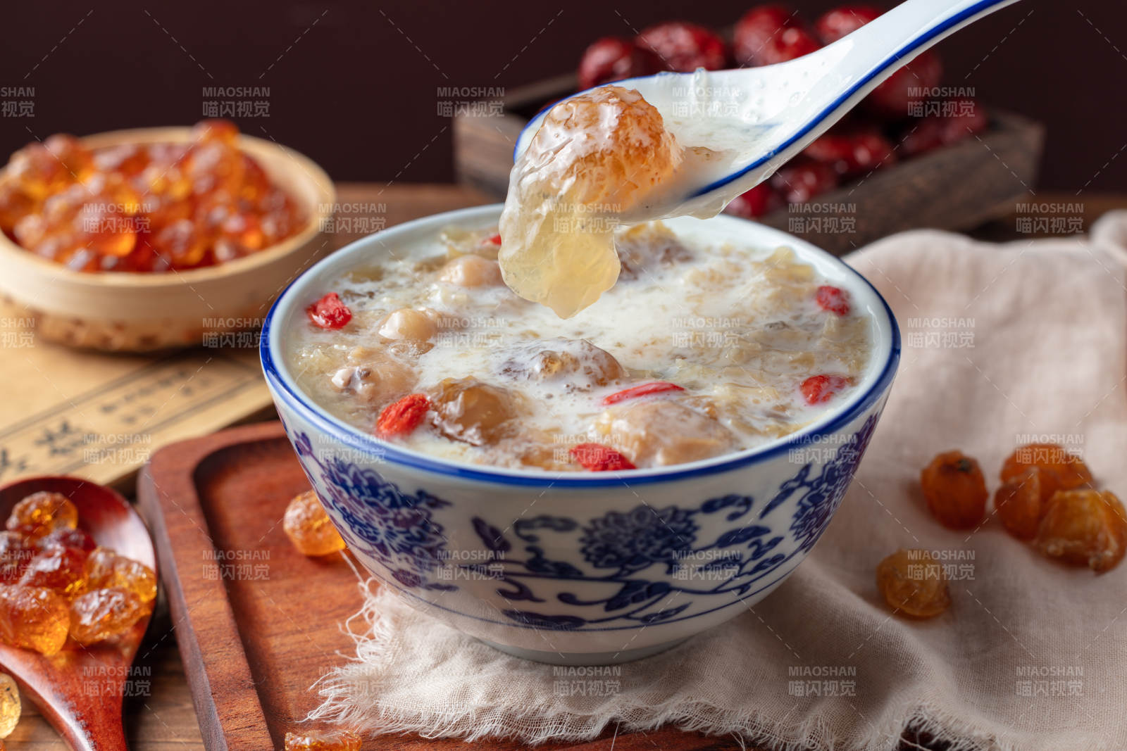 桂圆红枣桃胶炖奶图片