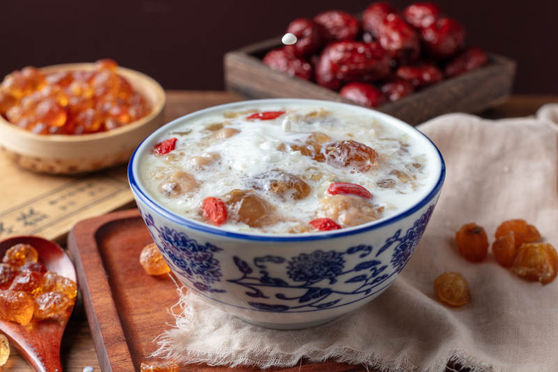 桂圆红枣桃胶炖奶图片