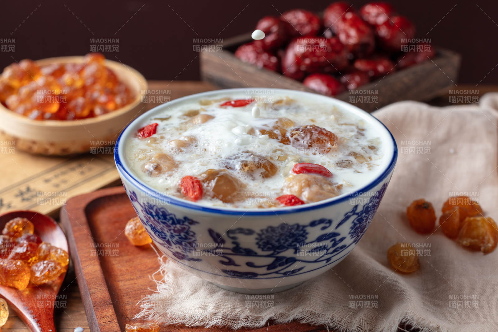 桂圆红枣桃胶炖奶图片