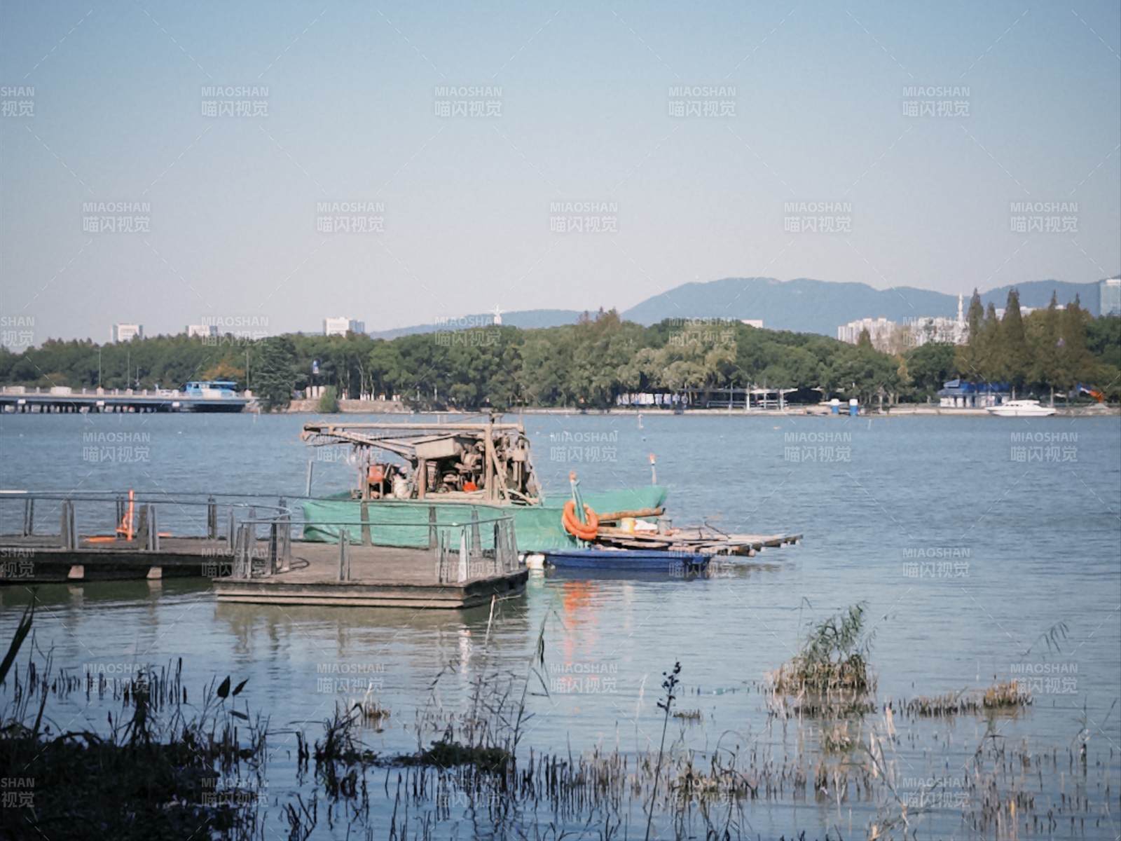 无锡蠡湖湖畔停泊的渔船图片